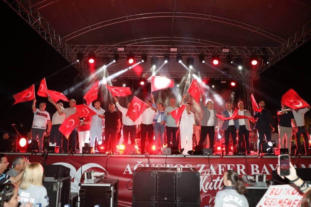 BALIKESİR’İN EDREMİT BELEDİYESİ, 30 AĞUSTOS ZAFER BAYRAMI’NIN 104. YIL DÖNÜMÜNÜ GELENEKSEL FENER...