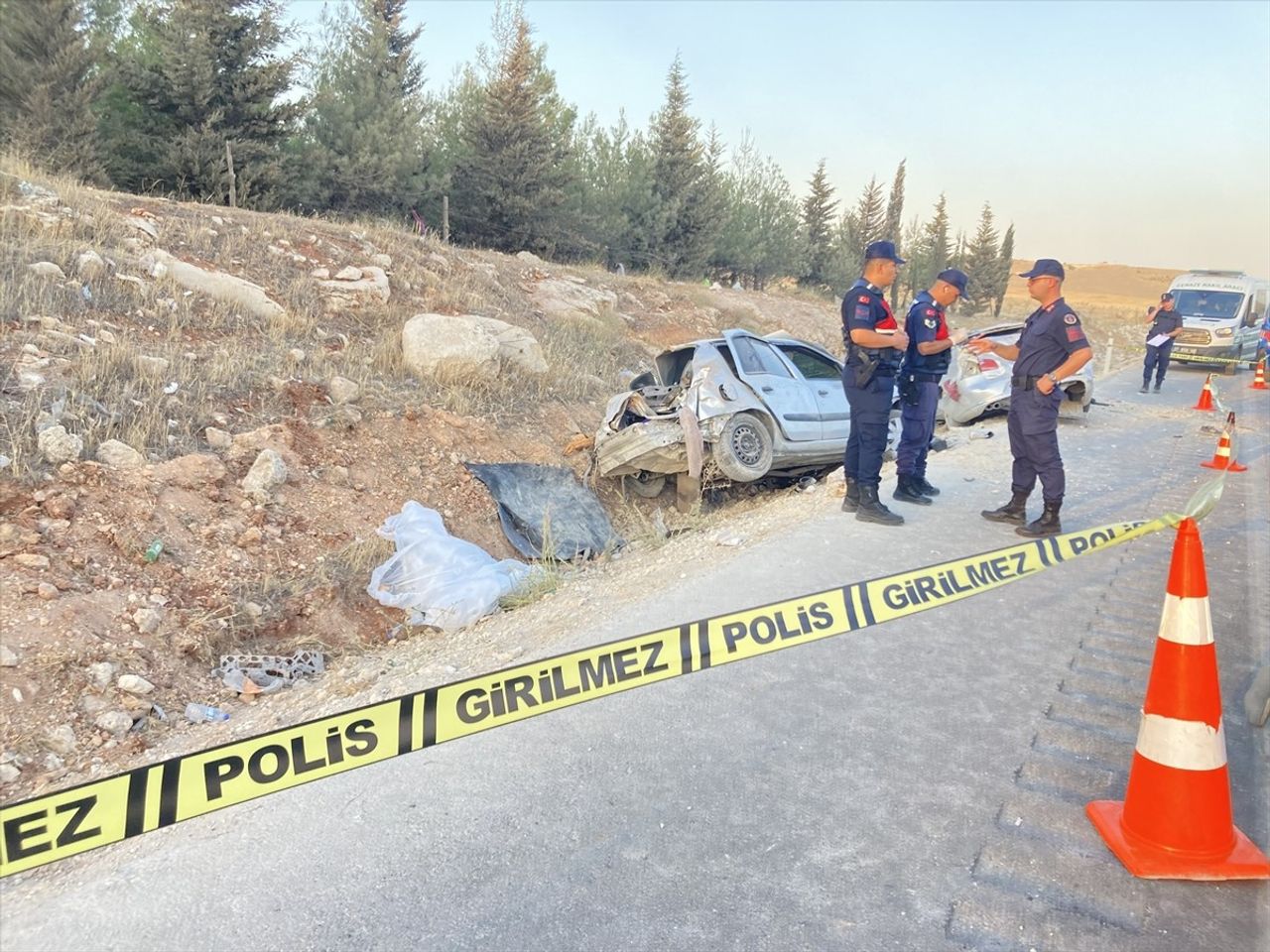 Gaziantep'te iki otomobilin çarpışması sonucu ilk belirlemelere göre 3 kişi öldü, 3 kişi...