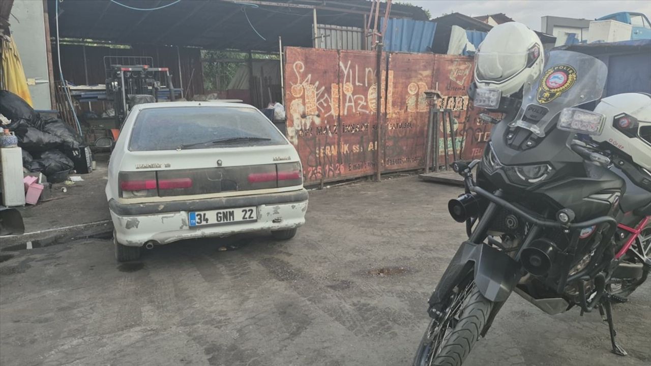 Edirne'de motosiklete çarpan otomobilin sürücüsü ve yolcu araçlarını bırakıp kaçtı.