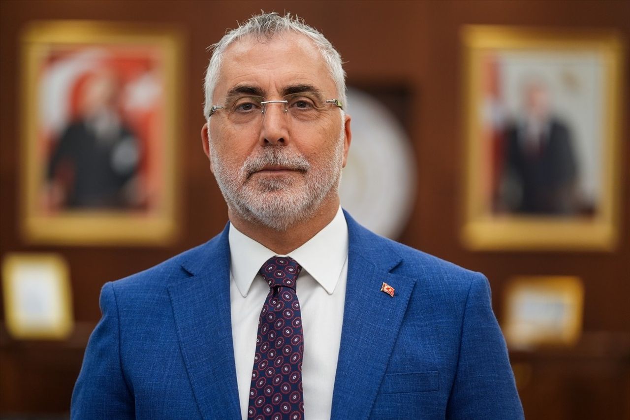 Çalışma ve Sosyal Güvenlik Bakanı Vedat Işıkhan,
8. Dönem Kamu Toplu Sözleşmesi sürecine ilişkin...