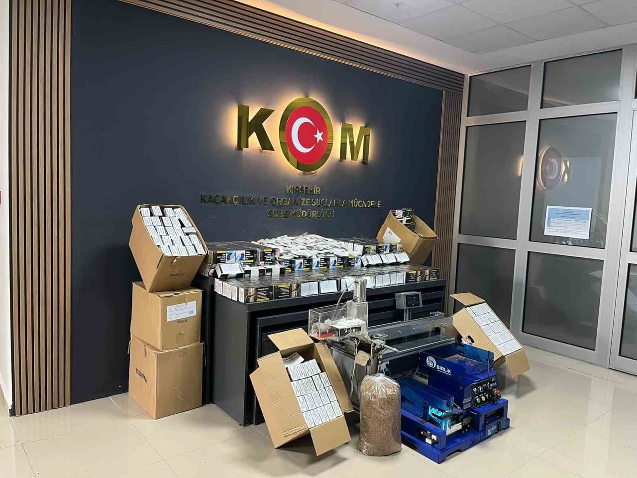 KIRŞEHİR’DE POLİS KAÇAK TÜTÜN OPERASYONU YAPTI YAPILAN OPERASYONDA  142 BİN 600 MAKARON ELE...