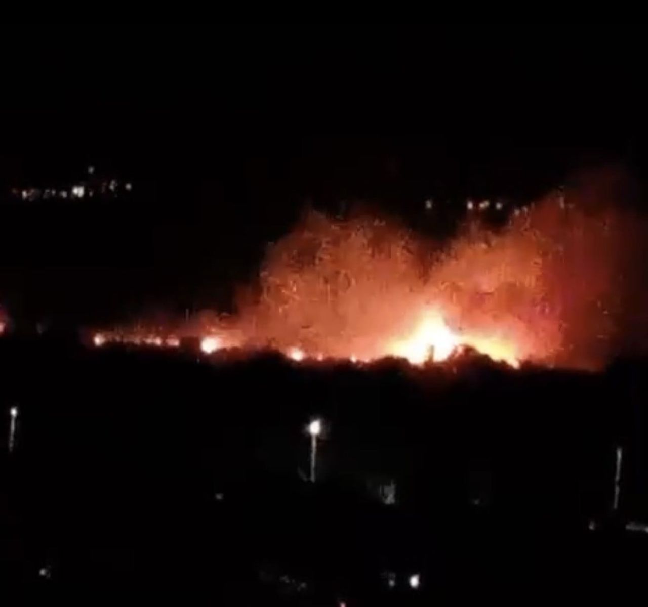 DENİZLİ’NİN SARAYKÖY İLÇESİNDE OVALIK ALANDA ÇIKAN YANGIN, RÜZGARIN ETKİSİYLE KISA SÜREDE GENİŞ...