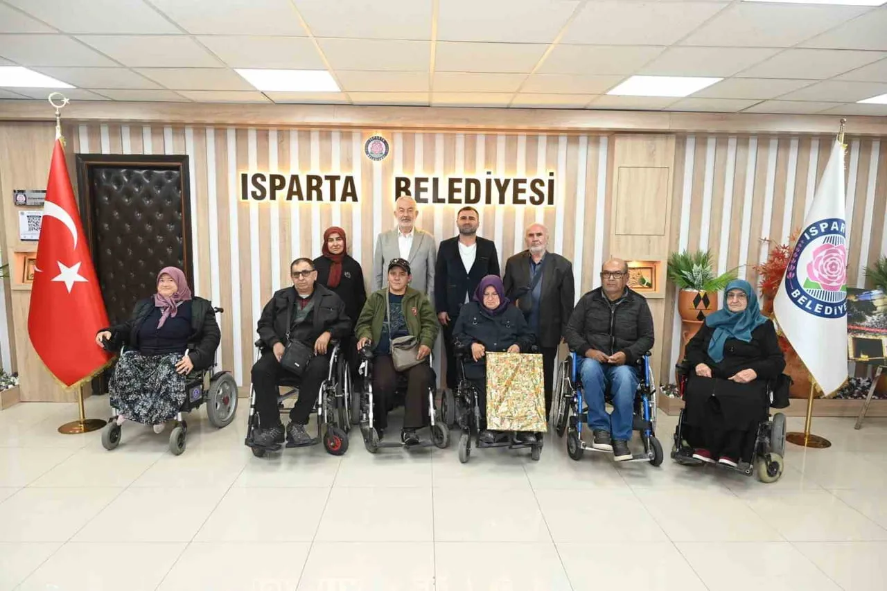 ISPARTA YÜRÜME ENGELLİLER YAŞAM DERNEĞİ BAŞKANI ERŞAN KAPLAN VE BERABERİNDEKİ DERNEK ÜYELERİ...