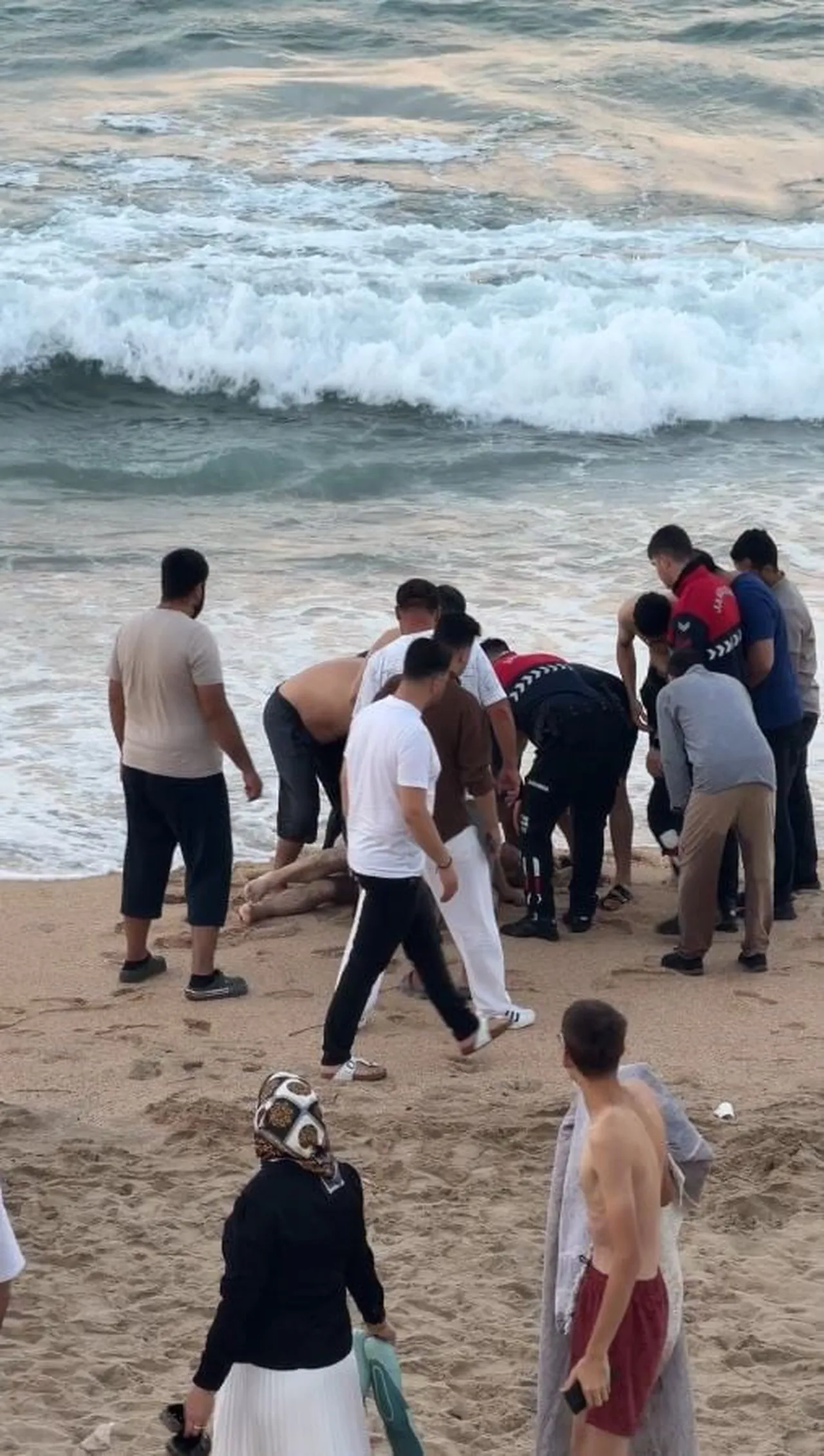 ARNAVUTKÖY KARABURUN SAHİLİ'NDE 2 ARKADAŞIYLA BİRLİKTE KIYIDA DENİZE SIRTI DENİZE DÖNÜK ŞEKİLDE...