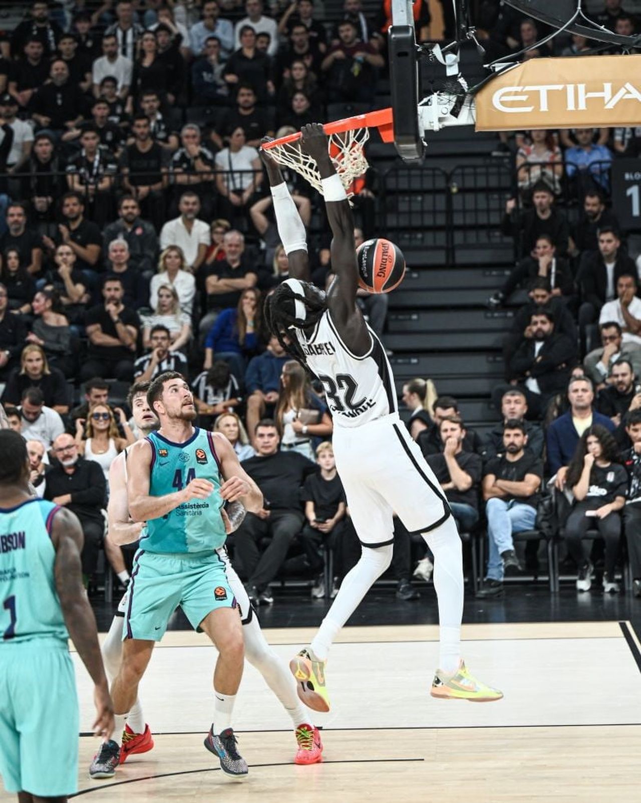 BEŞİKTAŞ, EUROLEAGUE'İN 3. HAFTASINDA KONUK ETTİĞİ İSPANYOL EKİBİ BARCELONA'YA 95-82'LİK SKORLA...