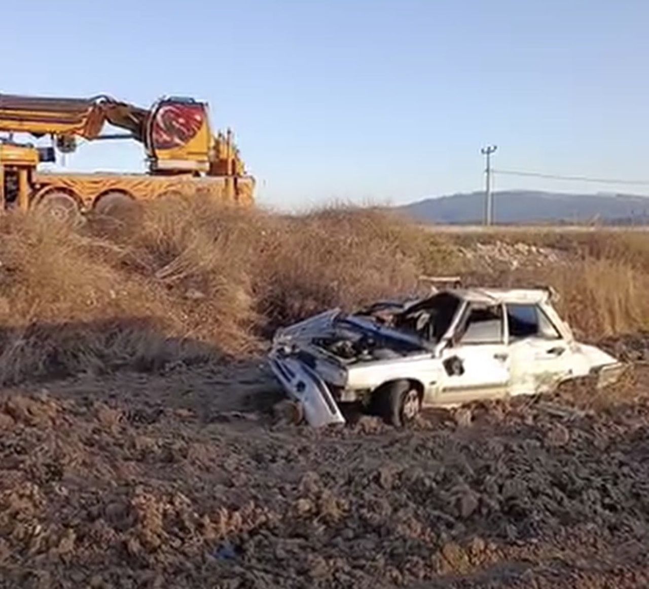 BURDUR’DA KONTROLDEN ÇIKAN OTOMOBİLİN OTOBÜS DURAĞINA ÇARPTIKTAN SONRA BOŞ TARLAYA TAKLA ATTIĞI...
