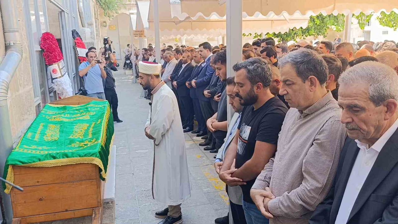 AK PARTİ MKYK ÜYESİ ZEYNEP ÇİFTÇİ İÇİN YUSUFPAŞA CAMİSİ'NDE ÖĞLE NAMAZINI MÜTEAKİP CENAZE NAMAZI...