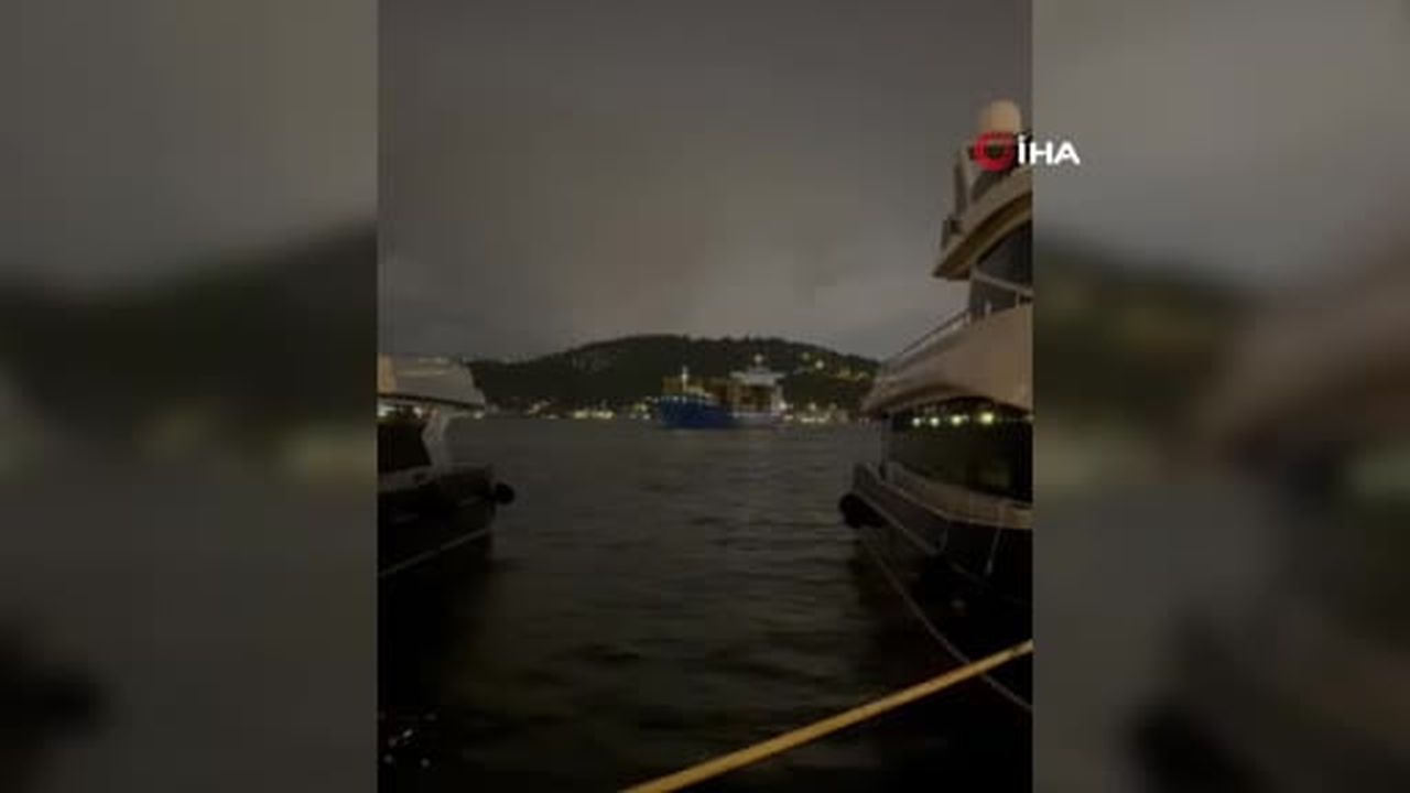 İstanbul Boğazı'nda arıza yaşayan gemi sürüklenerek ters döndü