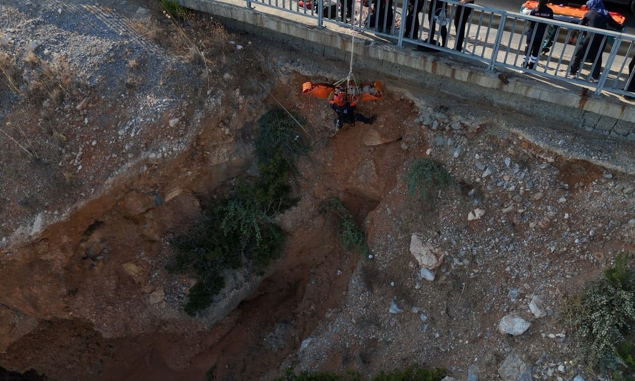 EKİPLERİN YAKLAŞIK 2 SAATLİK ÇALIŞMASI SONUCU HALAT SİSTEMİYLE BULUNDUĞU YERDEN ÇIKARILAN...