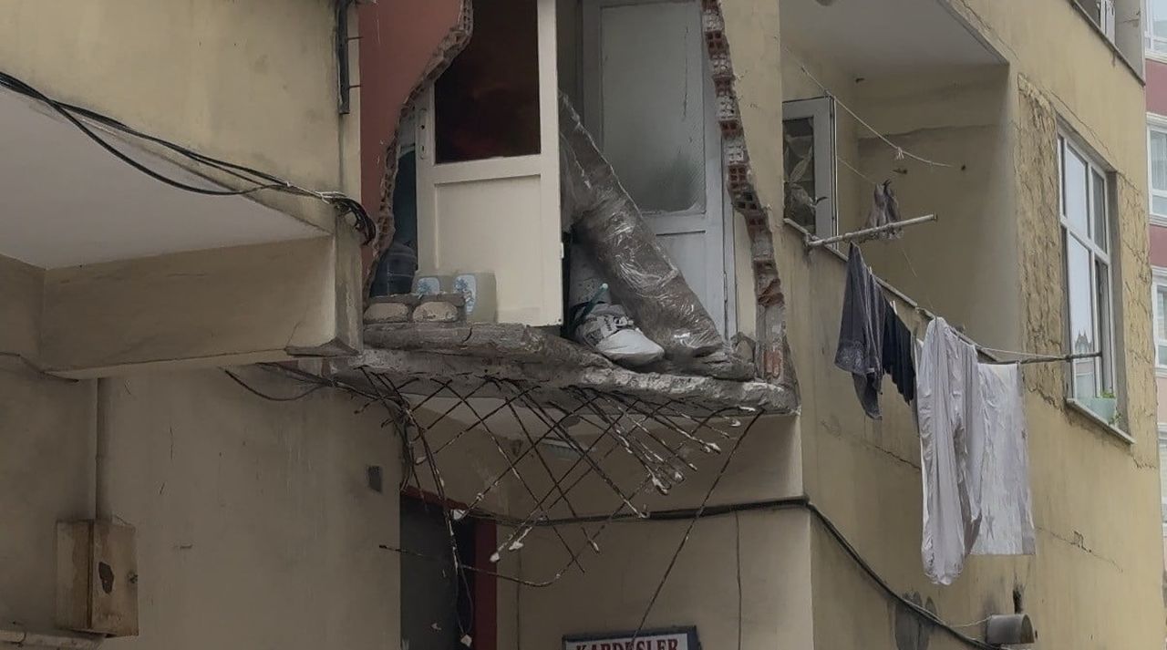 İSTANBUL GÜNGÖREN’DE GECE SAATLERİNDE 5 KATLI BİR BİNANIN BALKONU ÇÖKMÜŞTÜ. SABAH SAATLERİNDE...