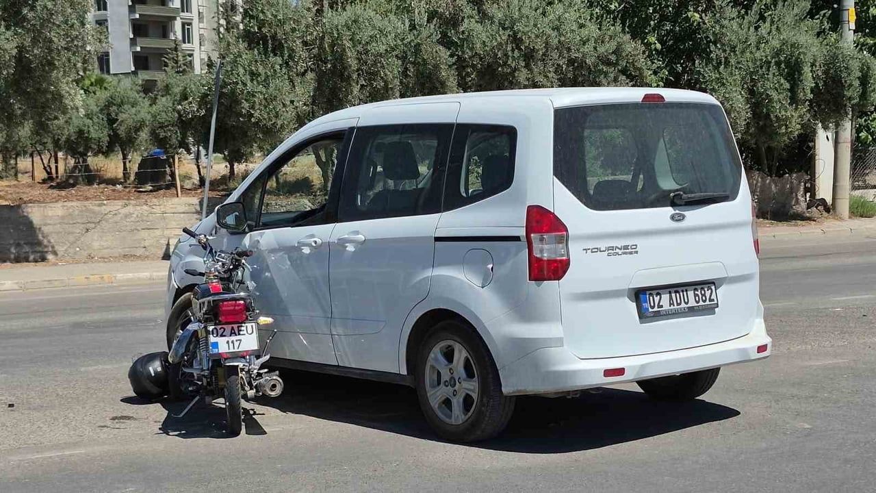 ADIYAMAN’DA MOTOSİKLET İLE HAFİF TİCARİ ARACIN ÇARPIŞMASI SONUCU MEYDANA GELEN KAZADA 1 KİŞİ...