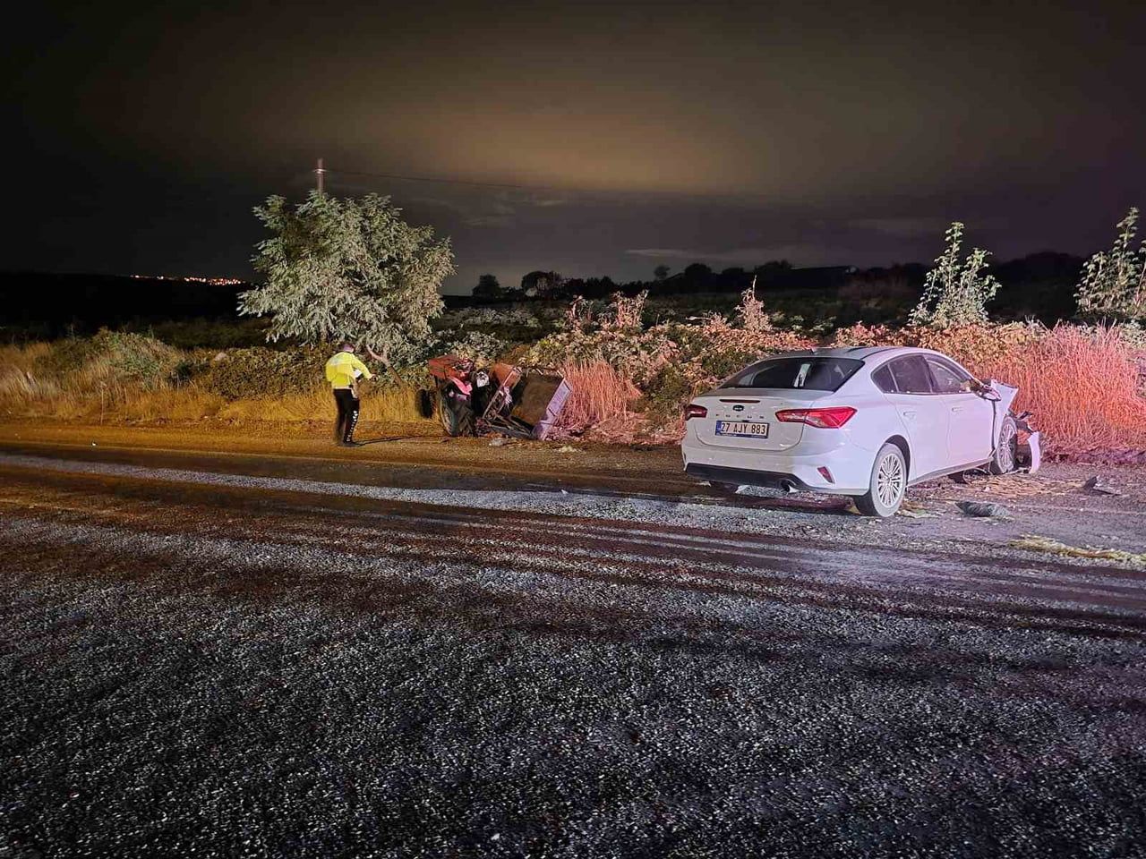 GAZİANTEP'İN YAVUZELİ İLÇESİNDE GECE SAATLERİNDE OTOMOBİL İLE TRAKTÖRÜN ÇARPIŞMASI SONUCU 3 KİŞİ...