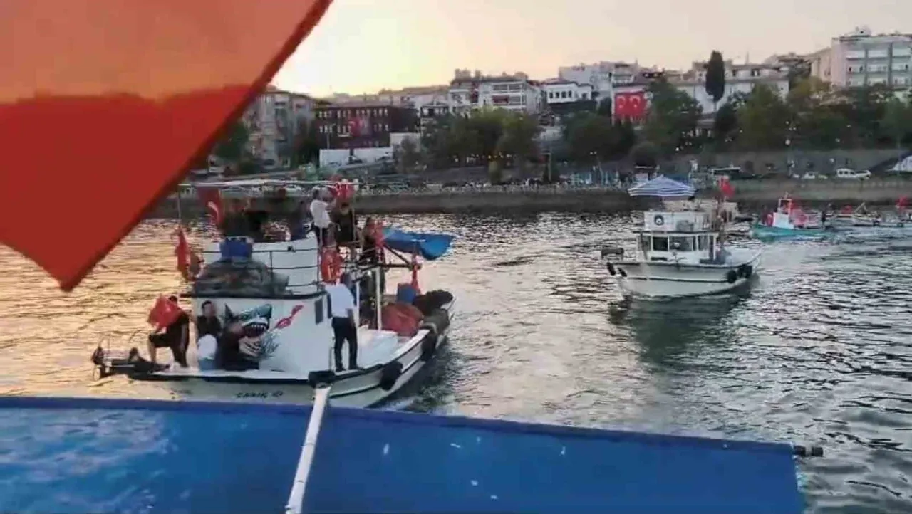 TEKİRDAĞ'IN SÜLEYMANPAŞA İLÇESİNDE BALIKÇILAR, 30 AĞUSTOS ZAFER BAYRAMI'NIN 104'ÜNCÜ YIL DÖNÜMÜ...