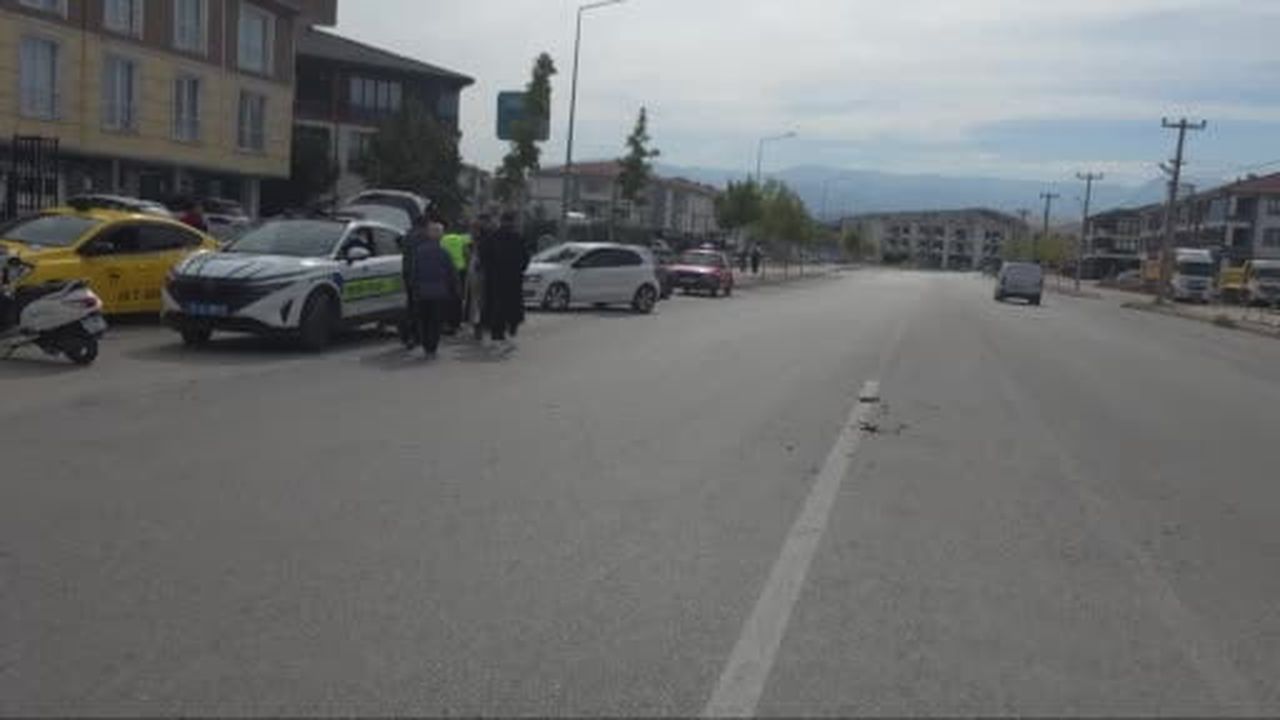 İnegöl'de taksi ile otomobil çarpıştı: 2 yaralı