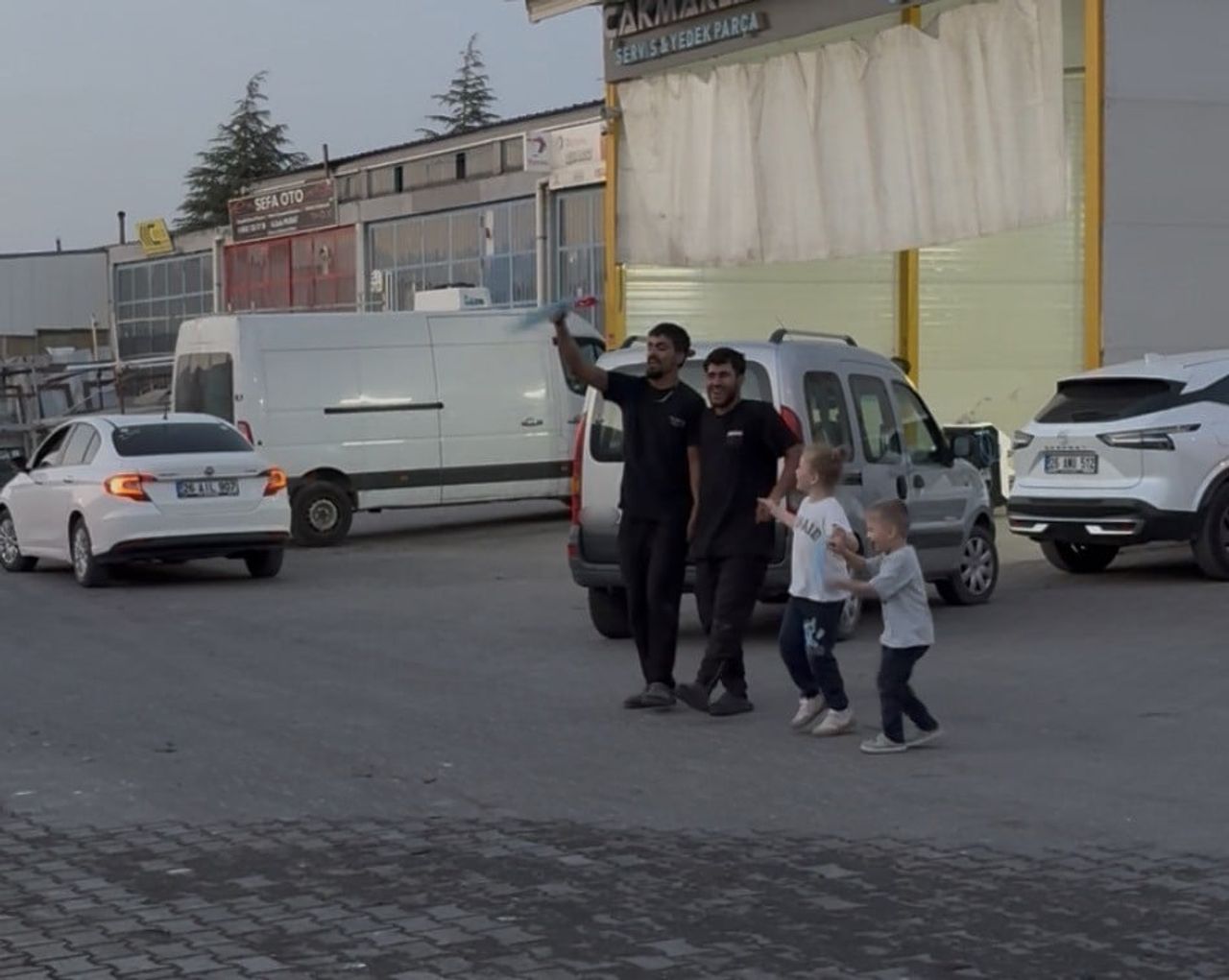 ESKİŞEHİR’DE BULUNAN BİR OTOMOBİL TAMİR ATÖLYESİNDE ÇALIŞAN İKİ İŞÇİ MÜZİK SESİNDEN ETKİLENEREK...