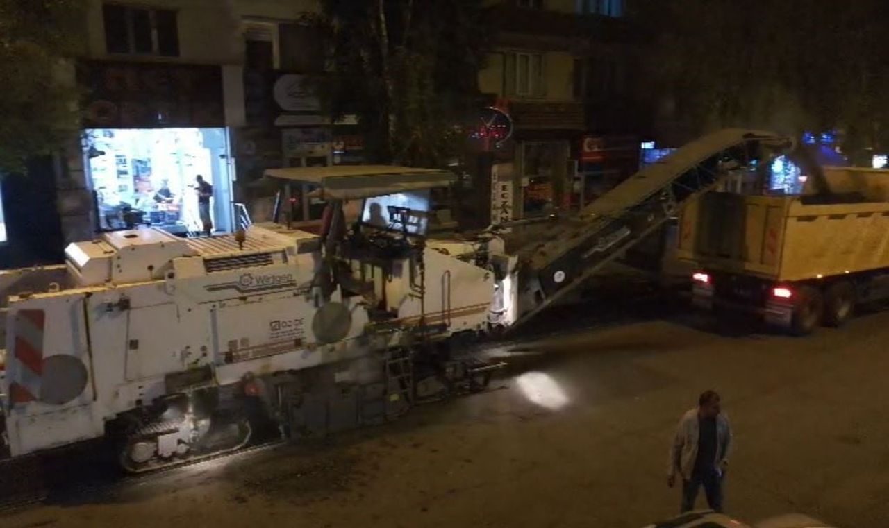 BELEDİYE EKİPLERİ YENİ ASFALT İÇİN ESKİ ASFALTI KESİYOR. (OLGUN YILDIZ/ARDAHAN-İHA)