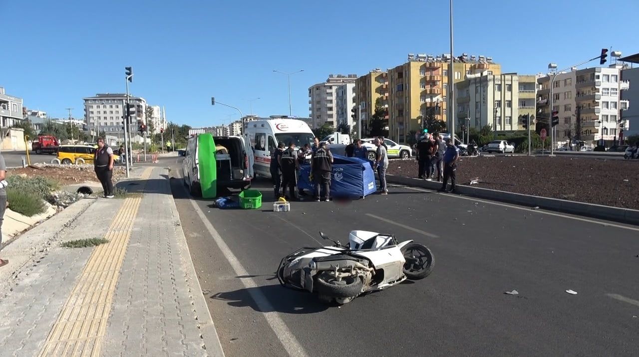 KİLİS'TE KIRMIZI IŞIKTA GEÇEN OTOMOBİLİN MOTOSİKLETE ÇARPMASI SONUCU MEYDANA GELEN TRAFİK...