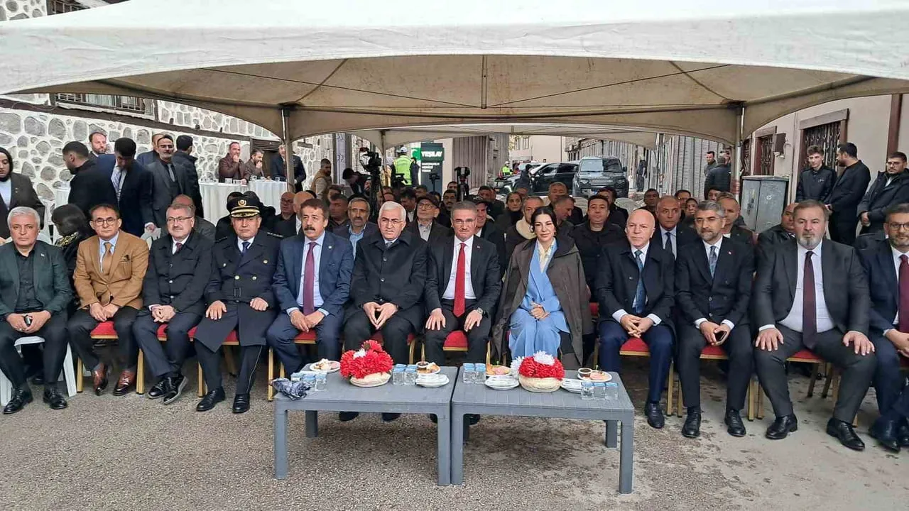 LİMAN AYIK YAŞAM DERNEĞİ ERZURUM ŞUBESİ, YAKUTİYE İLÇESİ KARANLIK KÜMBET SOKAK'TA DÜZENLENEN...