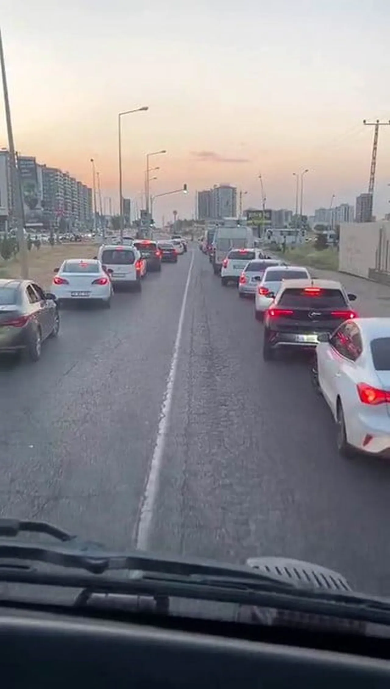 TRAFİKTE OLAN ARAÇLARIN FERMUAR SİSTEMİ OLUŞTURUP YOL VERMESİ İTFAİYE PERSONELİNİN KAMERASINA...