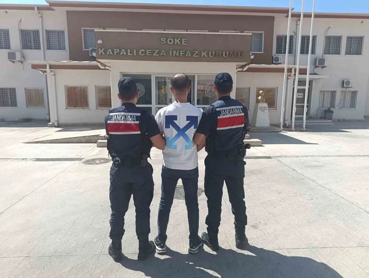 AYDIN’IN KUŞADASI İLÇESİNDE ÇEŞİTLİ SUÇLARDAN HAKKINDA 11 YIL 4 AY KESİNLEŞMİŞ HAPİS CEZASI...