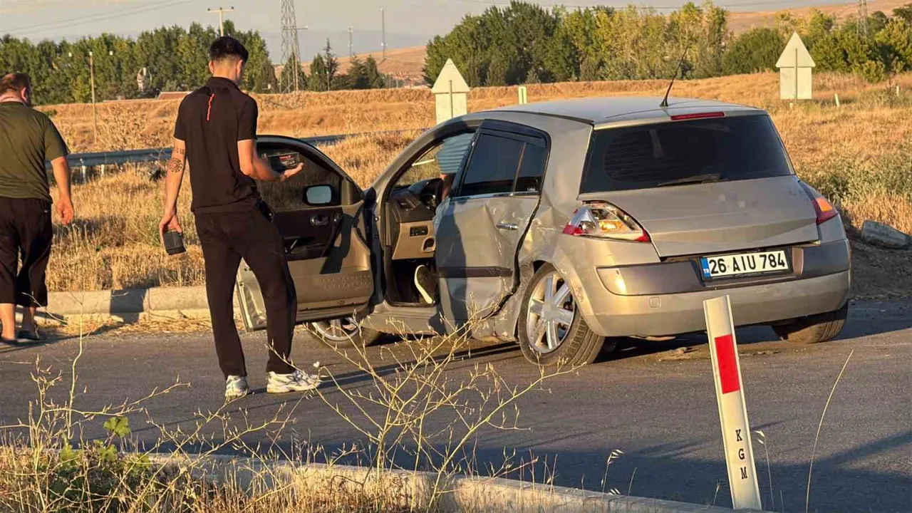 ESKİŞEHİR'DE 2 ARACIN KAVŞAKTA ÇARPIŞMASI SONUCU GERÇEKLEŞEN TRAFİK KAZASINDA 3 KİŞİ...