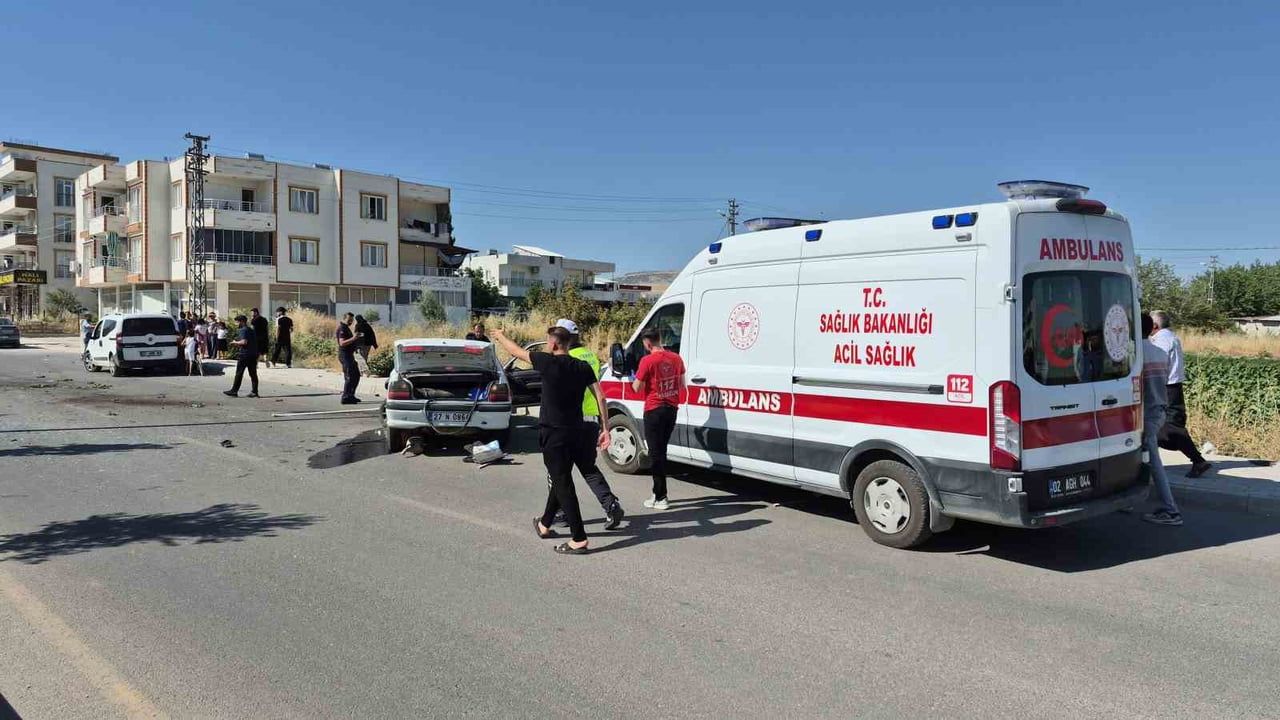 ADIYAMAN'DA KONTROLDEN ÇIKARAK KARŞI ŞERİDE GEÇEN OTOMOBİLİN SÜRÜCÜSÜ YARALANDI.