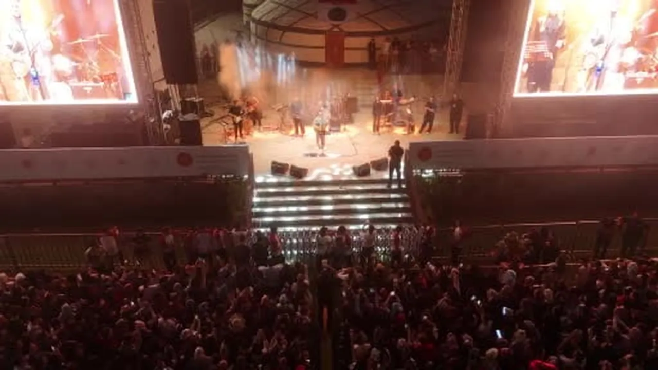 Ahlat’ta zafer coşkusu Buray’ın şarkılarıyla taçlandı