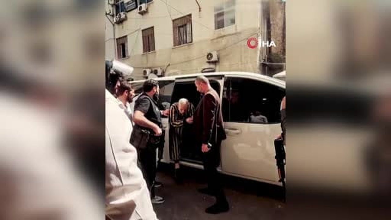 Suriye'de devrik Esad rejiminin eski Başmüftüsü Ahmed Hassun, şiddeti teşvik etmek, sivil...