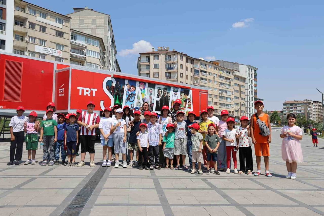 TRT SİNEMA TIRI, ELAZIĞ CUMHURİYET MEYDANI'NDA ÇOCUKLARI YERLİ ANİMASYON FİLMLERİYLE BULUŞTURARAK...