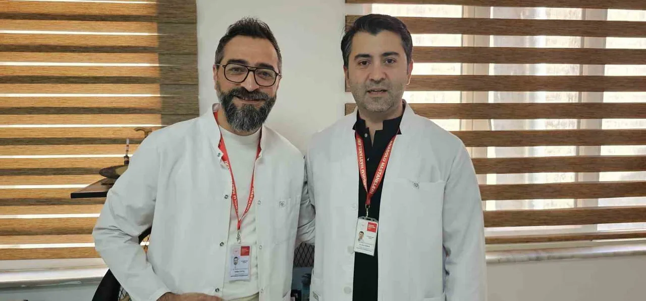 ORTOPEDİ VE TRAVMATOLOJİ UZMANI DR. VOLKAN TUTUŞ (SOLDA) VE ORTOPEDİ VE TRAVMATOLOJİ UZMANI DR....