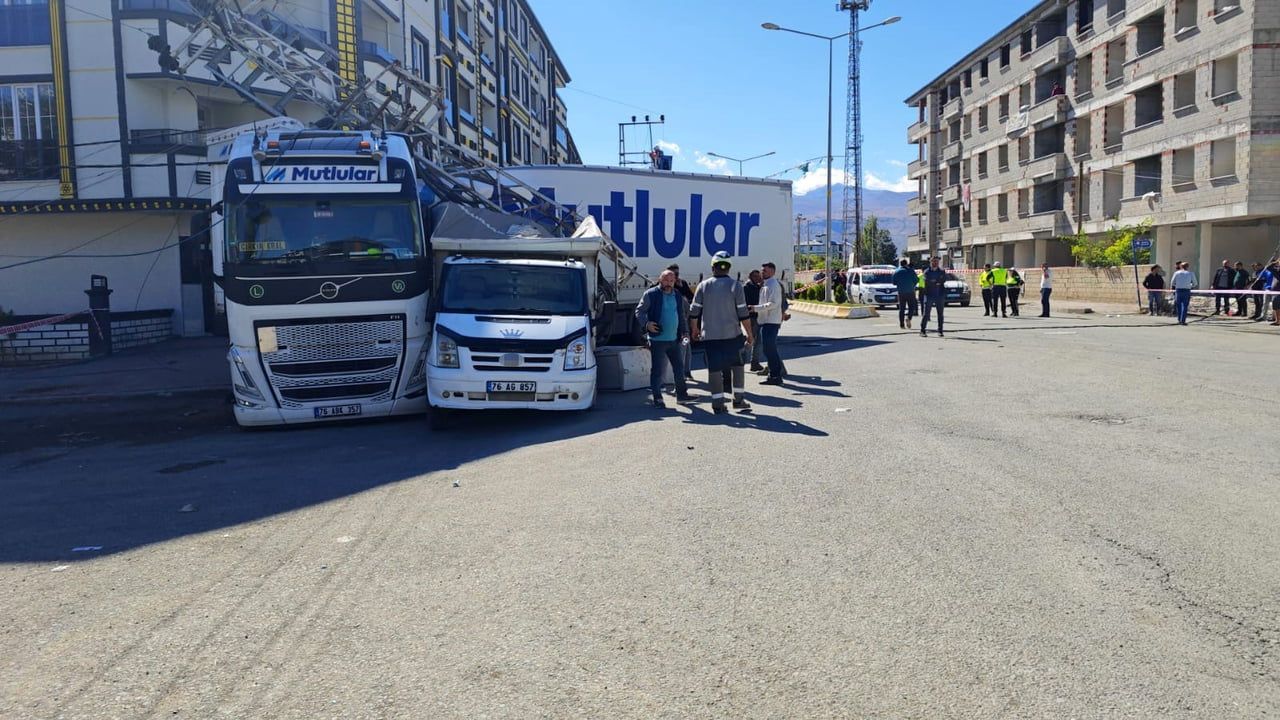 IĞDIR’DA TIR İLE HAFİF TİCARİ ARAÇ SÜRÜCÜLERİ ARASINDA YAŞANAN TARTIŞMANIN ARDINDAN TIRIN ARACA...
