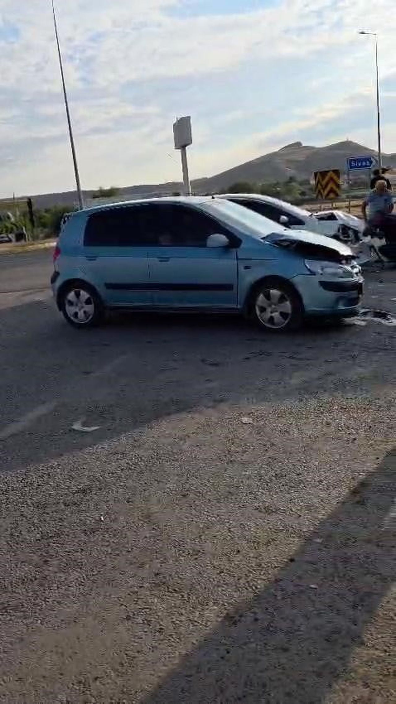 SİVAS’IN ULAŞ İLÇESİNDE 3 OTOMOBİLİN KARIŞTIĞI TRAFİK KAZASINDA 7 KİŞİ YARALANDI.