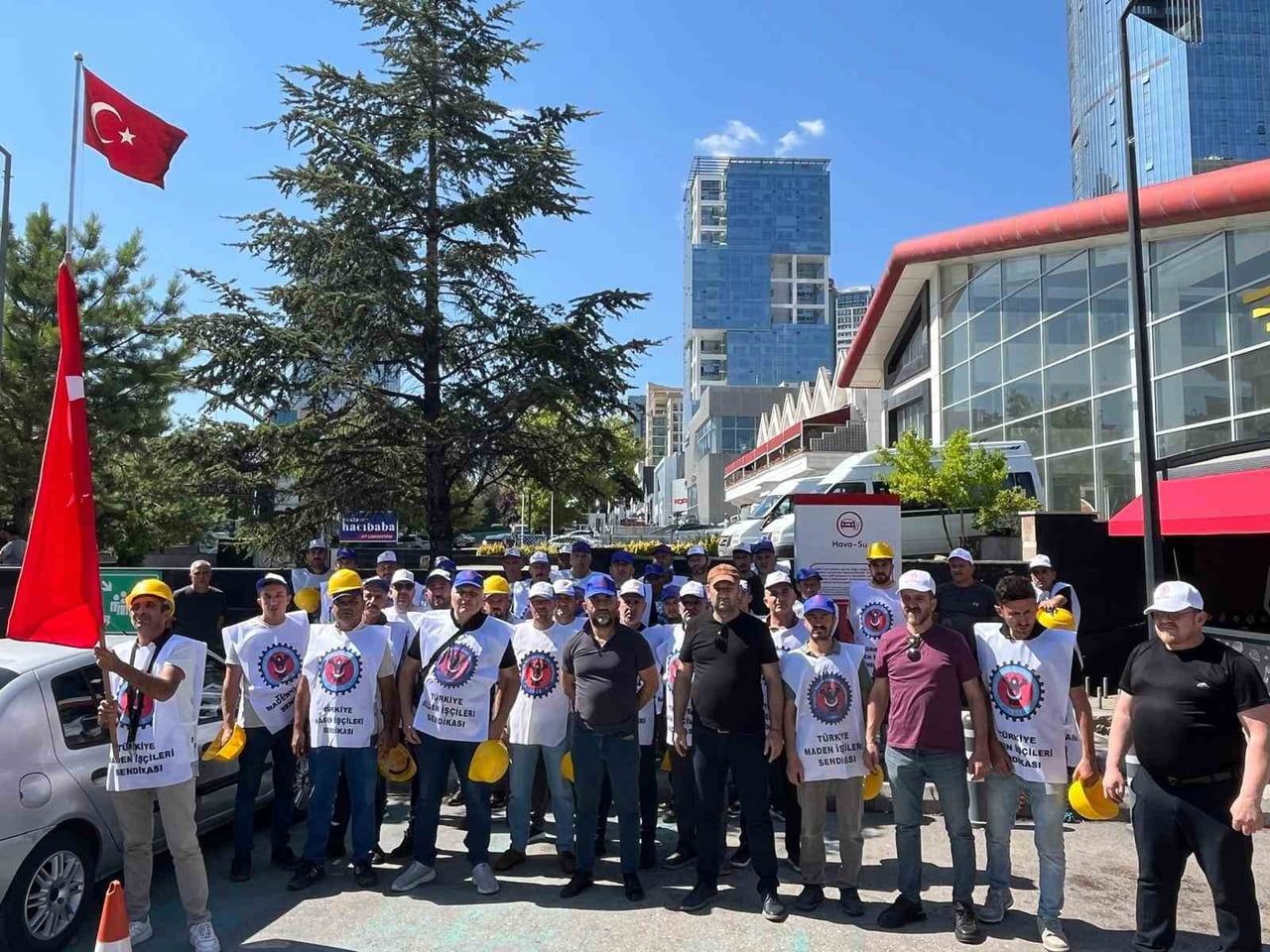 HAK EDİŞLERİNİ ALAMADIKLARINI BELİRTEN DORUK MADENCİLİK İŞÇİLERİ, MAĞDURİYETLERİNİN GİDERİLMESİ VE...