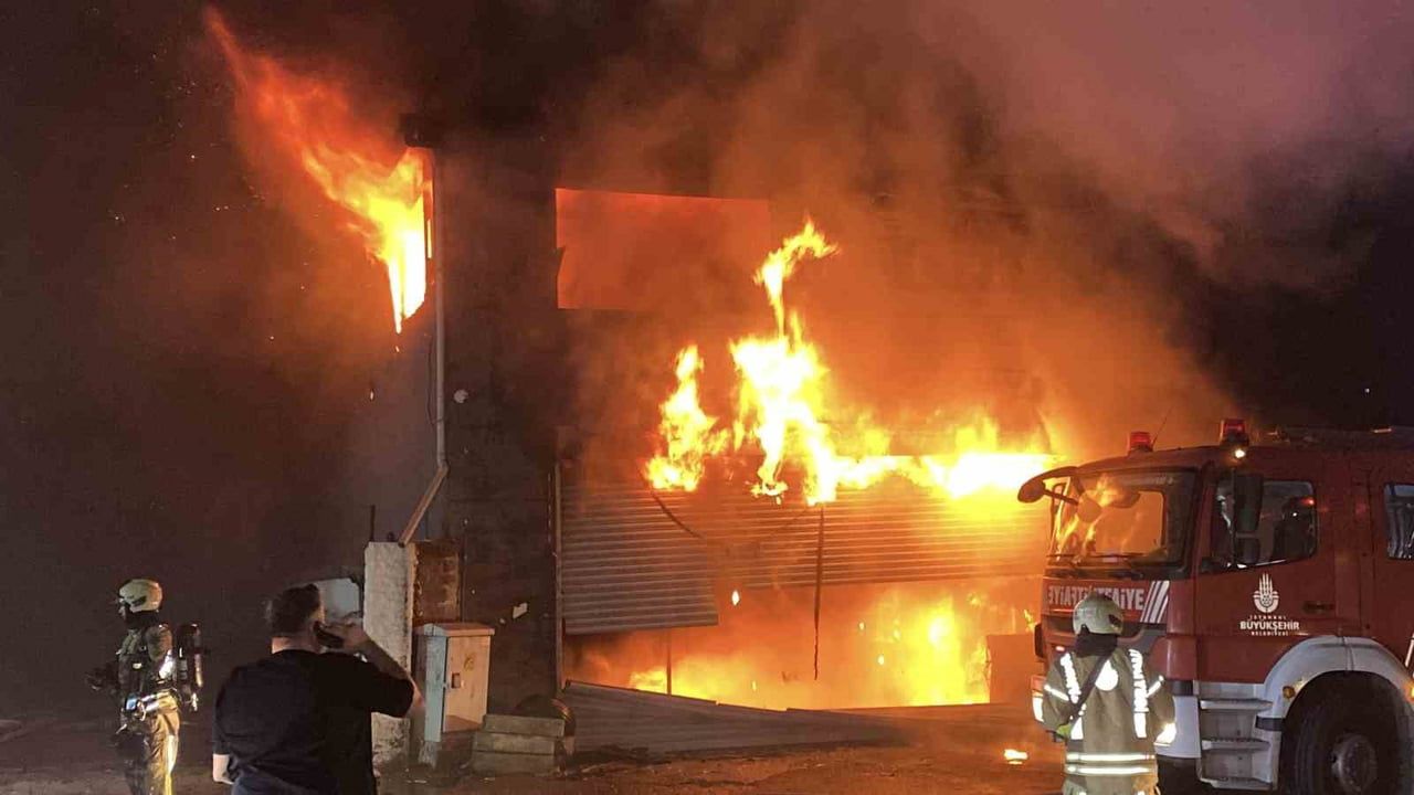 İSTANBUL ESENYURT'TA OTO LASTİKÇİ DÜKKANINDA ÇIKAN YANGIN, BİTİŞİKTE BULUNAN 4 İŞ YERİ İLE BİR...