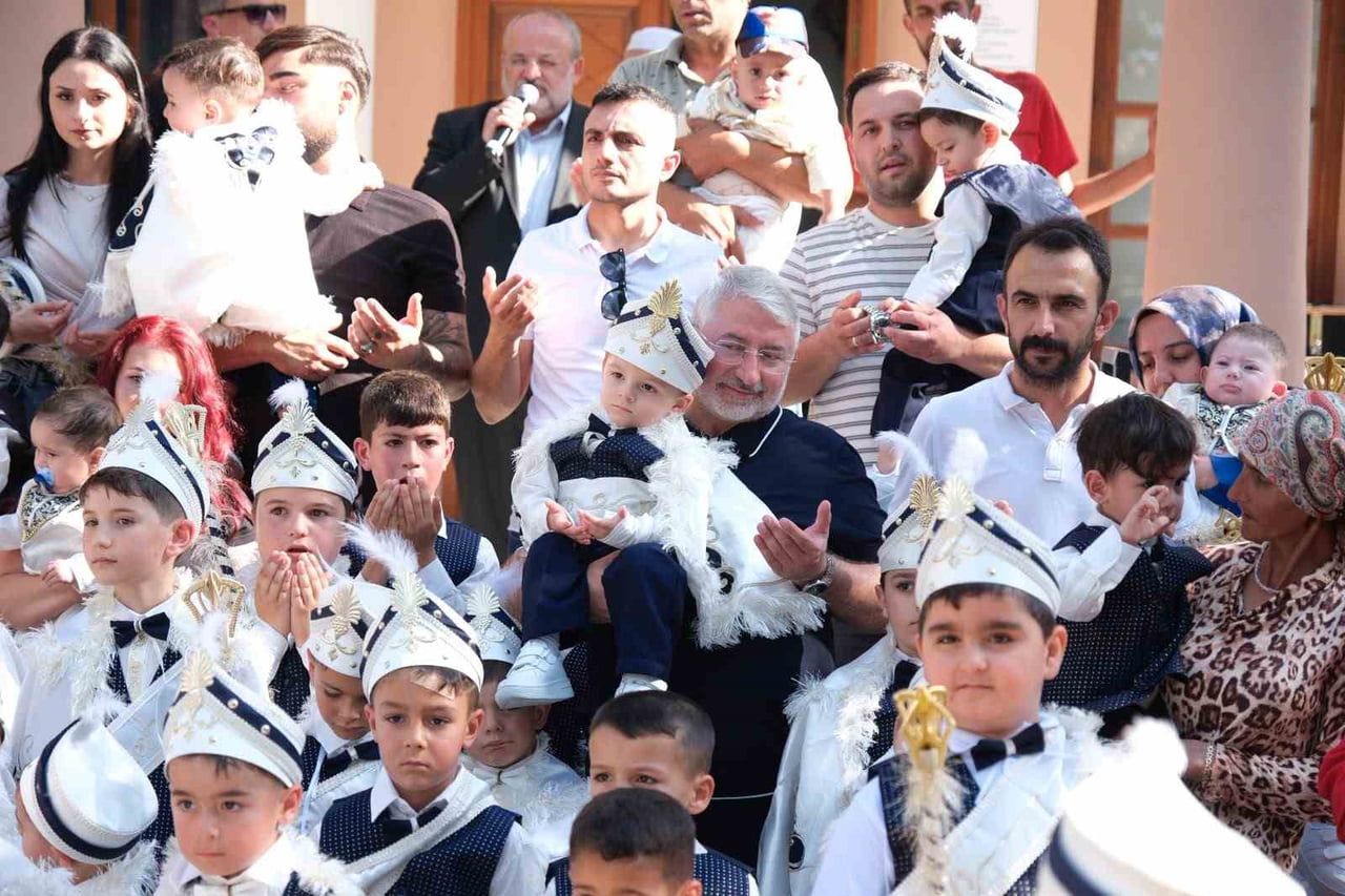 BELEDİYE BAŞKANI HALİL İBRAHİM AŞGIN SÜNNET OLAN ÇOCUKLARLA YAKINDAN İLGİLENDİ.
