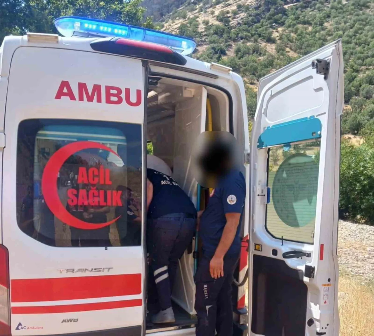 ADIYAMAN KAHTA-SİVEREK KARAYOLUNDA HAFİF TİCARİ ARACIN ŞARAMPOLE DEVRİLMESİ SONUCU MEYDANA GELEN...