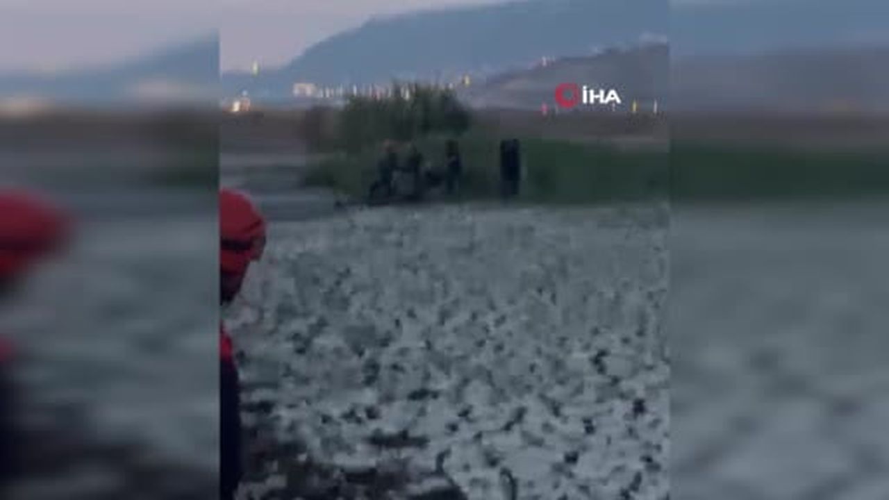 Çamura saplanarak mahsur kalan yaşlı adam kurtarıldı