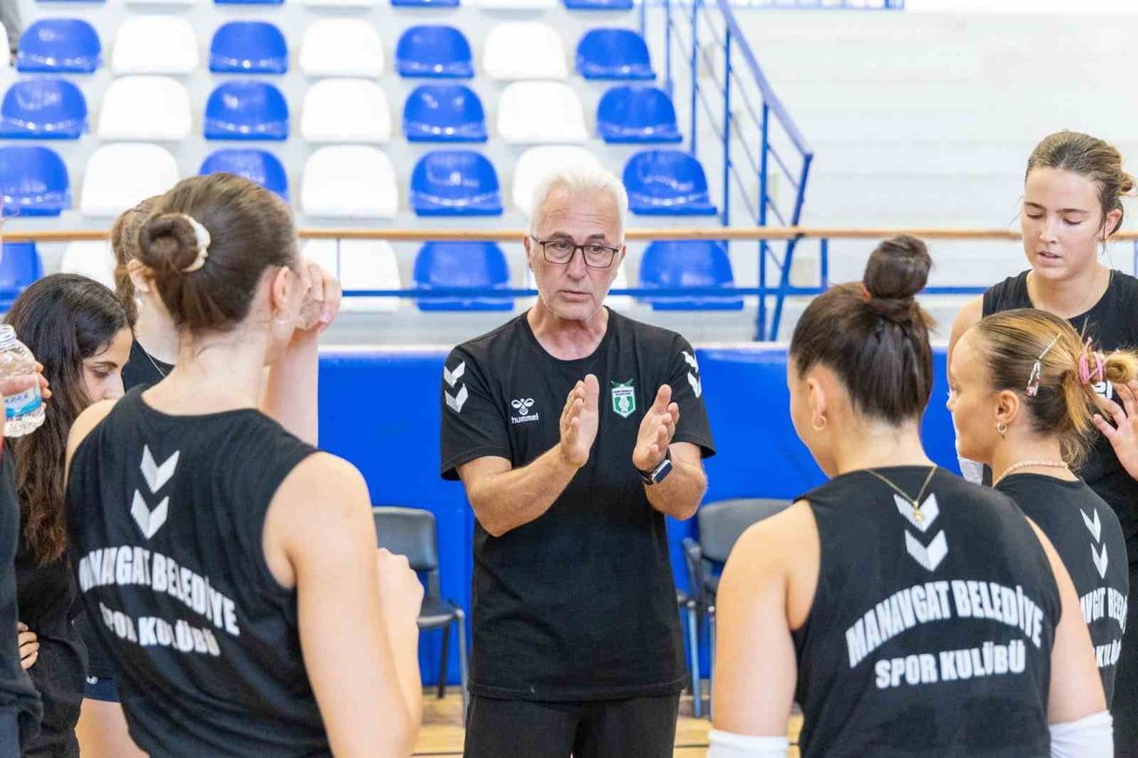 YENİ SEZONA HAZIRLANAN MANAVGAT BELEDİYESPOR KADIN VOLEYBOL TAKIMI, HAZIRLIK MAÇINDA RAKİBİ MEGA...