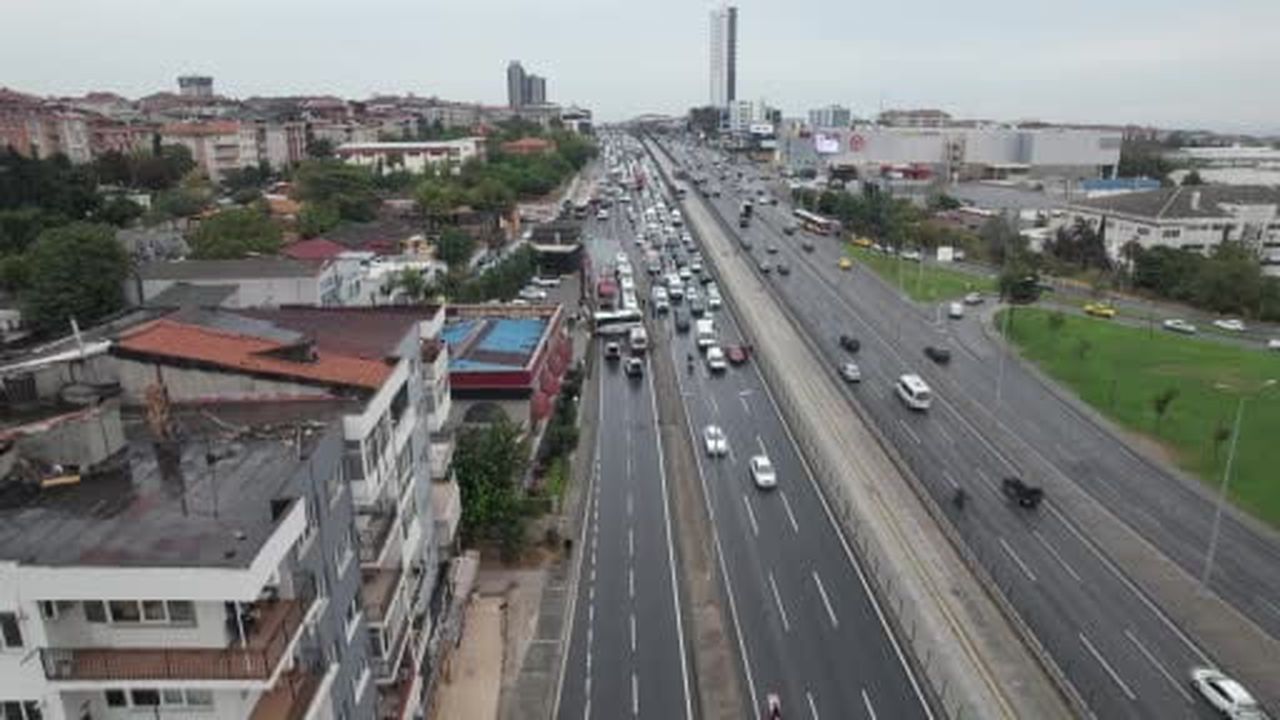 Avcılar servis midibüsü kaza yaptı: 9 yaralı