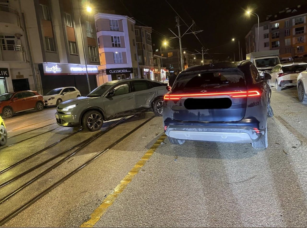 ESKİŞEHİR'DE RAYLARIN ÜZERİNDE GERÇEKLEŞEN TRAFİK KAZASI SEBEBİYLE TRAMVAY SEFERLERİNDE AKSAMA...
