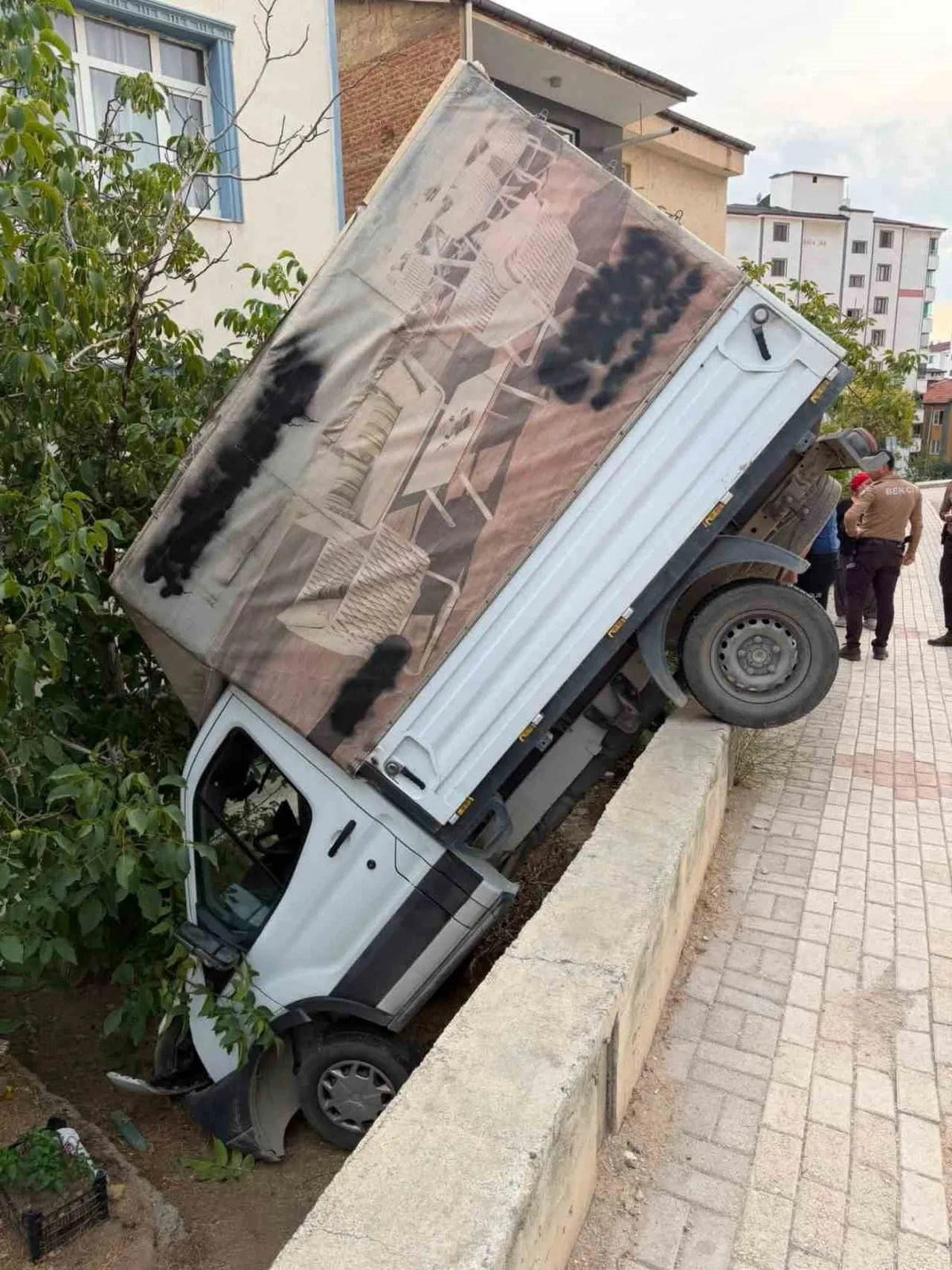 ELAZIĞ’DA KAMYONET BAHÇEYE UÇTU