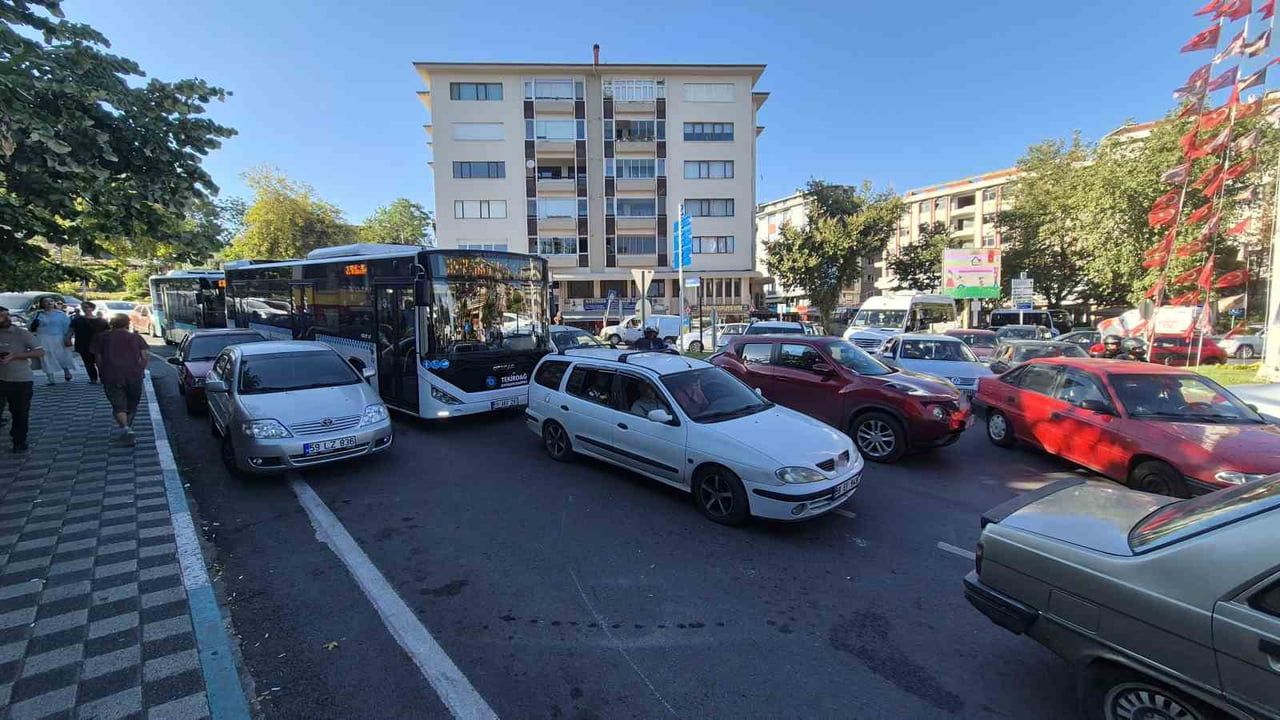 TEKİRDAĞ'IN SÜLEYMANPAŞA İLÇESİNDE AKŞAM MESAİ ÇIKIŞI YAŞANAN YOĞUNLUK SEBEBİYLE TRAFİK ADETA...