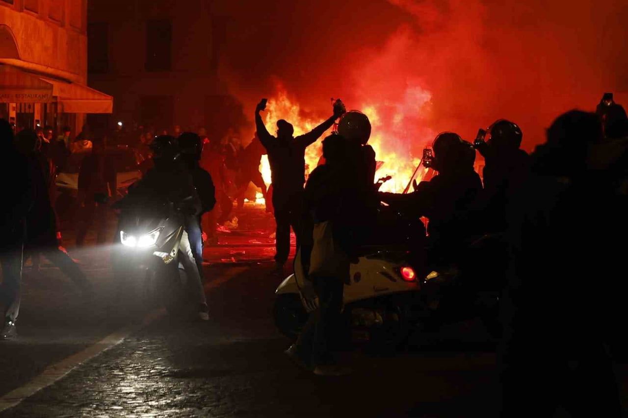 FRANSA GENELİNDE DÜN SARI YELEKLİLERİN ÖNCÜLÜK ETTİĞİ PROTESTOLARDA YAŞANAN ŞİDDET OLAYLARINDA 1...