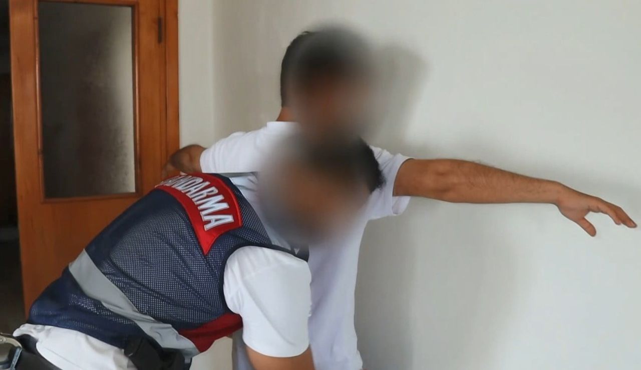 MERSİN'DE SAHTE SOSYAL MEDYA HESAPLARI ÜZERİNDEN ULAŞTIKLARI BAZI KİŞİLERİN MÜSTEHCEN...