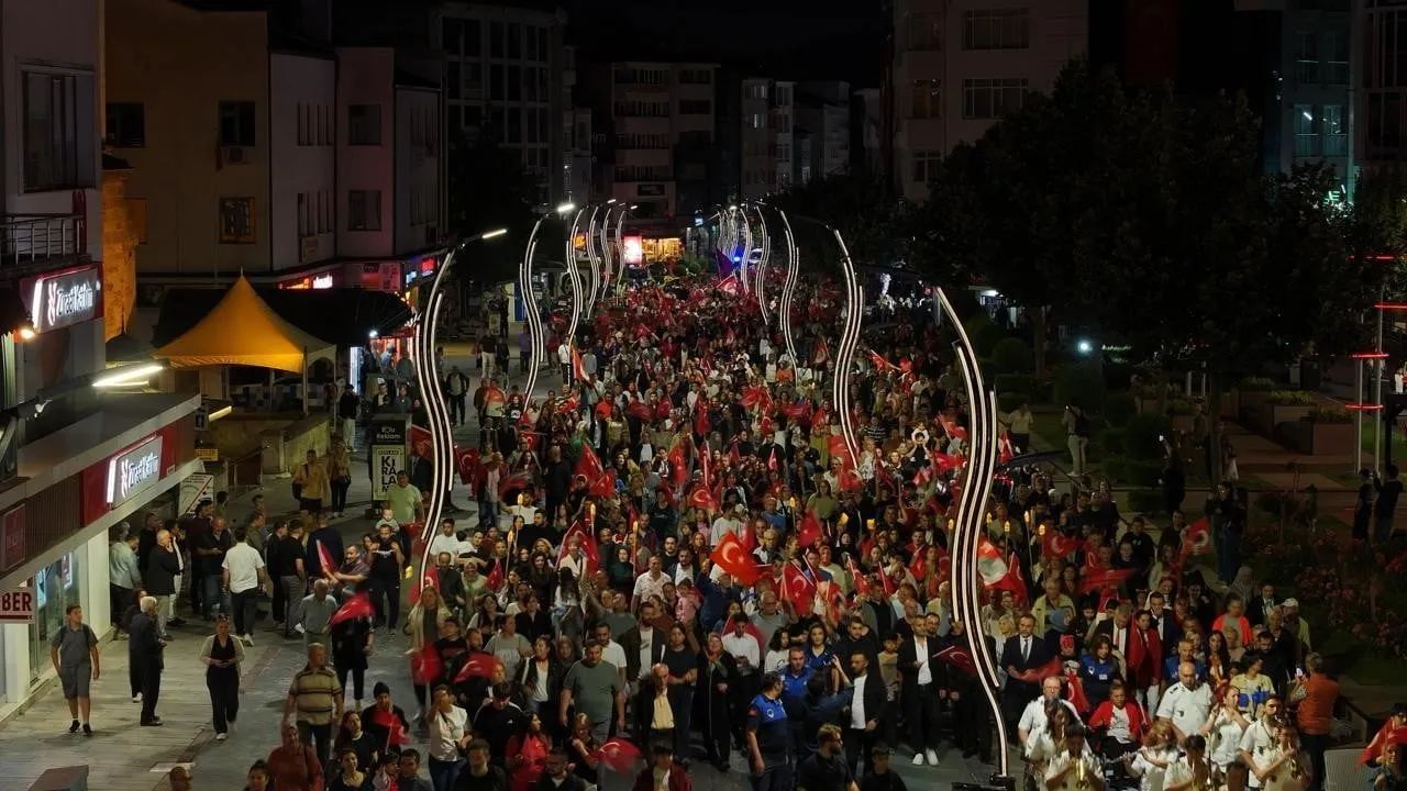 BOLU’DA 30 AĞUSTOS ZAFER BAYRAMI’NIN 104’ÜNCÜ YIL DÖNÜMÜ DOLAYISIYLA DÜZENLENEN FENER ALAYINDA...