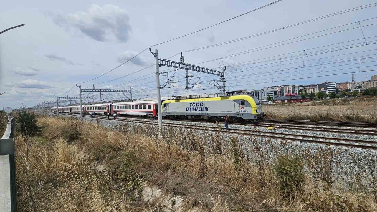 ÇERKEZKÖY’DE YOLCU TRENİ RAYDAN ÇIKTI