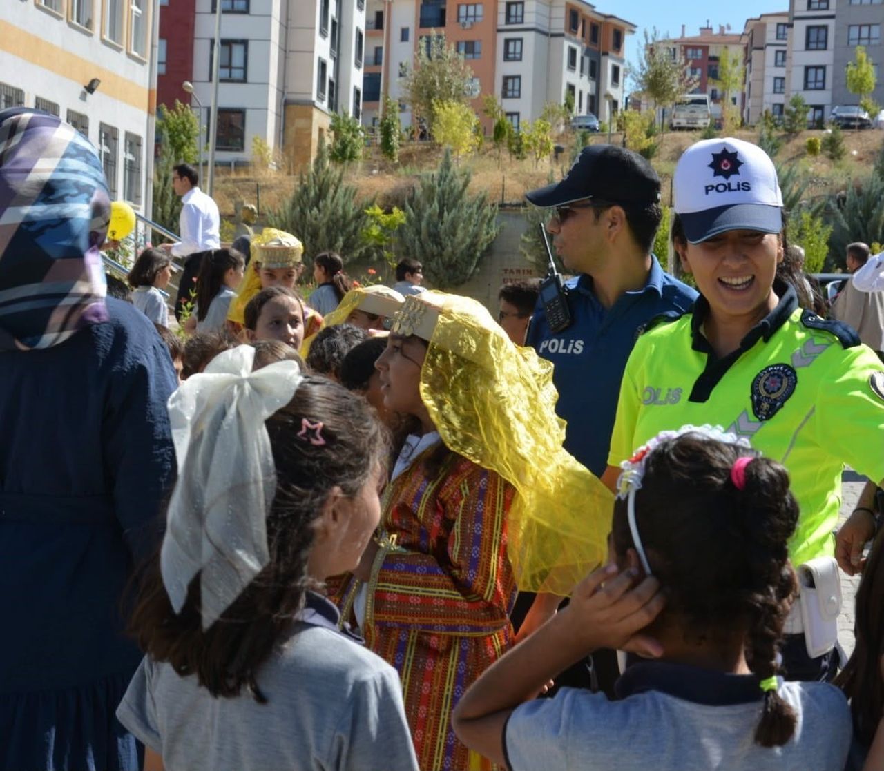 PALU'DA POLİS EKİPLERİ TARAFINDAN OKUL ÖNÜ VE ÇEVRELERİNDEN UYGULAMA YAPILIRKEN, SERVİS ARAÇLARI...