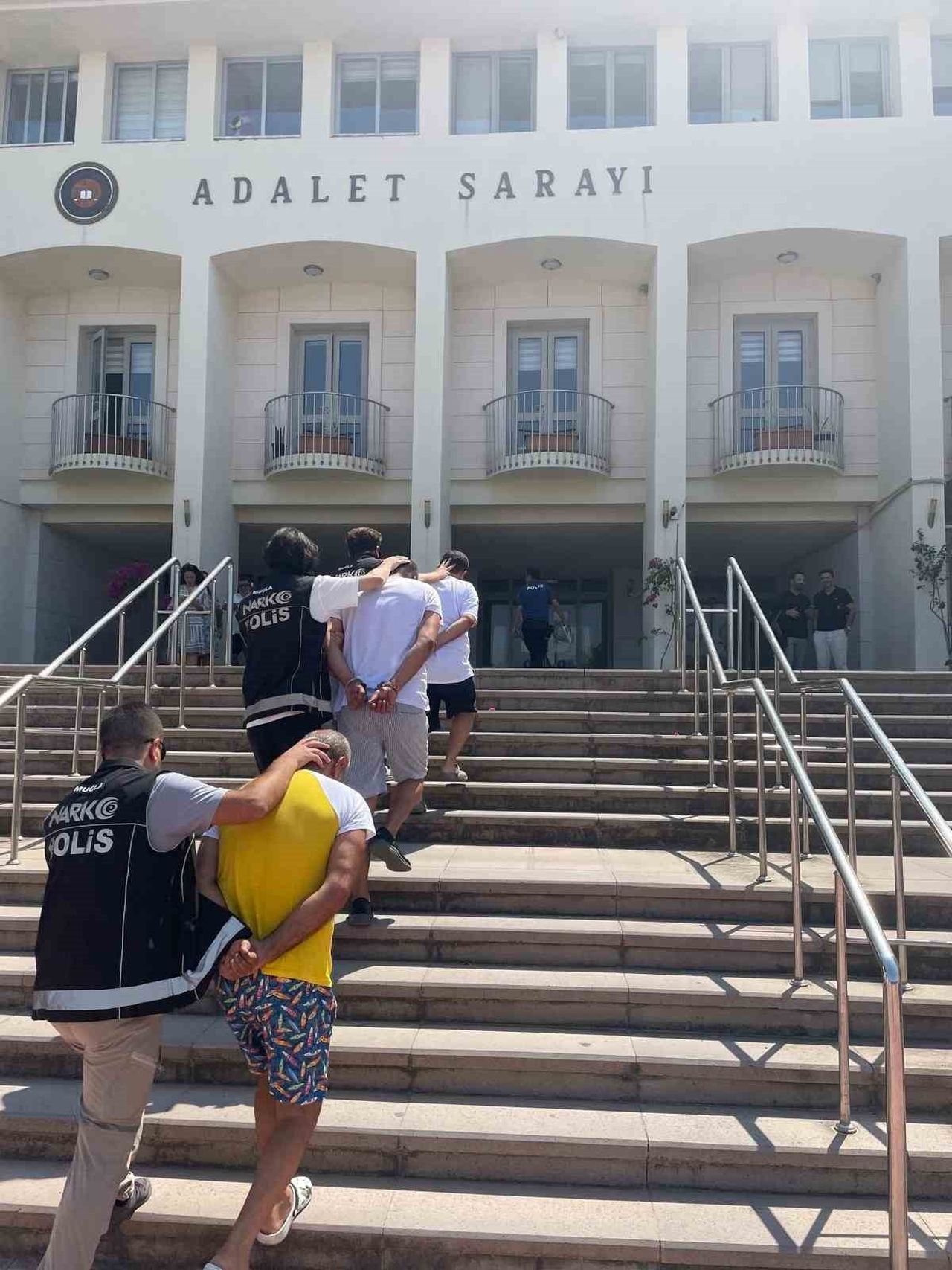 MUĞLA’NIN BODRUM İLÇESİNDE DÜZENLENEN OPERASYONDA, SOKAK ÜZERİNDE UYUŞTURUCU TİCARETİ YAPAN 2...