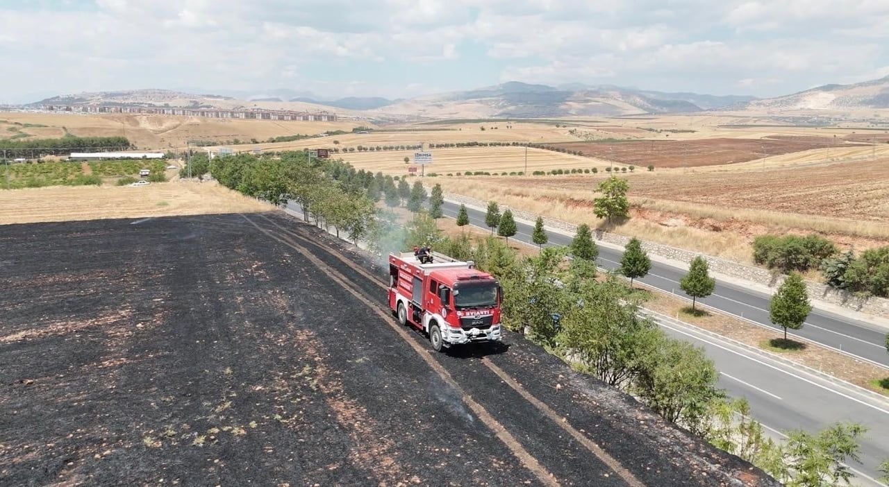 ADIYAMAN’DA, ÇIKAN ANIZ YANGINI İTFAİYE EKİPLERİNİN ERKEN MÜDAHALESİ SAYESİNDE AĞAÇLIK ALANA...