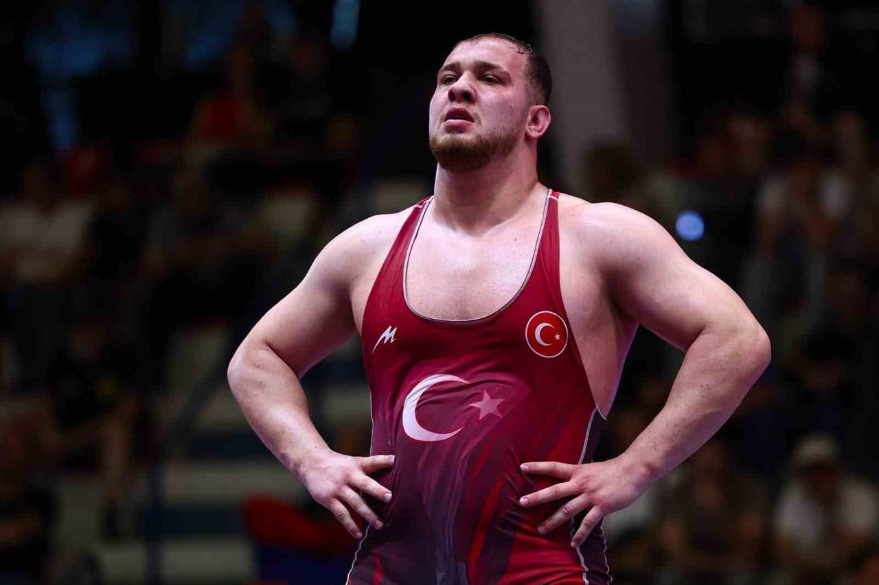 AKDENİZ OYUNLARI’NDA SERBEST STİL 125 KİLODA MİNDERE ÇIKAN MİLLİ GÜREŞÇİ HAKAN BÜYÜKÇINGIL...